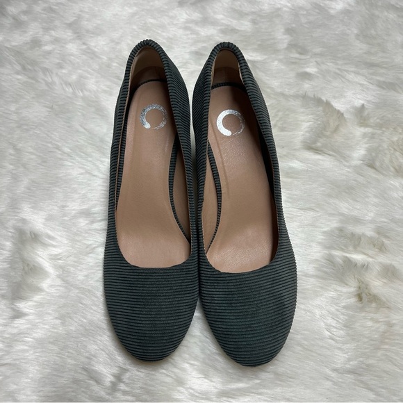 Journee Fai Block Heeled Pump in Corduroy - Picture 5 of 8